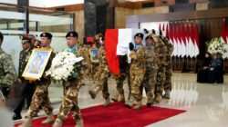 Presiden RI Beri Penghormatan Terakhir Untuk Tiga Prajurit TNI Saat Persemayaman di Bandara Soekarno-Hatta