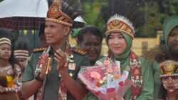 Kodim 1710/Mimika Gelar Tradisi Penyambutan Dandim dan Ketua Persit KCK