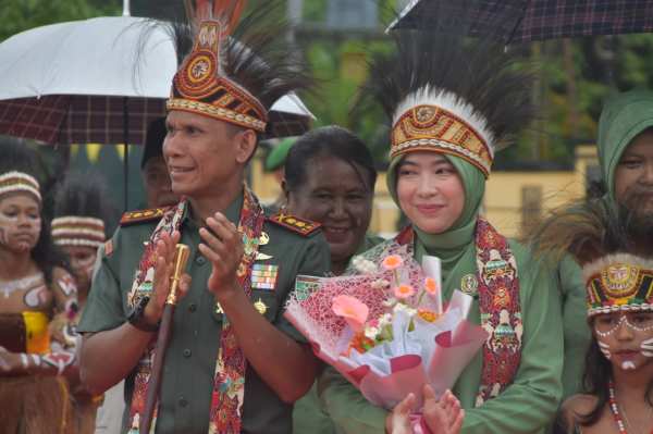 Kodim 1710/Mimika Gelar Tradisi Penyambutan Dandim dan Ketua Persit KCK