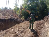 Percepat Akses Warga, Kodim 1505/Tidore Turunkan Alat Berat Bangun Jembatan Garuda
