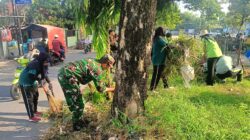 Serentak, Babinsa Kodim Bojonegoro Ikuti Kerja Bakti Pembersihan Lingkungan