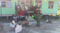 Babinsa Koramil Mapurujaya Laksanakan Komsos Bersama Warga Kampung Fanamo