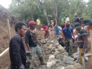 Personel Kodim 1505/Tidore dan Warga Bahu Membahu Bangun Jembatan Garuda 