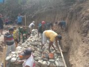 Kodim 1505/Tidore Bersama Warga Genjot Pembangunan Jembatan Garuda