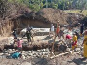 Personel Kodim 1505/Tidore Bersama Warga Lanjutkan Pengecoran Pondasi Jembatan Garuda