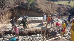 Personel Kodim 1505/Tidore Bersama Warga Lanjutkan Pengecoran Pondasi Jembatan Garuda