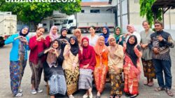 Peringati Hari Kartini, Staf CV Sinar Terang Probolinggo Kompak Kenakan Batik