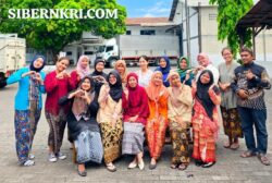 Peringati Hari Kartini, Staf CV Sinar Terang Probolinggo Kompak Kenakan Batik