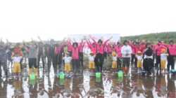 Jaga Ekosistem Pesisir, Polres Probolinggo Kota Tanam Mangrove di Pantai Permata