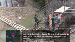 Garap 10 Jembatan Perintis Garuda, Babinsa Kodim Bojonegoro dan Masyarakat Gotong Royong Permudah Konektivitas Wilayah