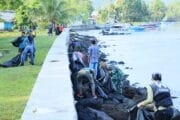 Aksi Nyata! Kodim 1505/Tidore Bersama Warga Gotong Royong Bersihkan Pantai