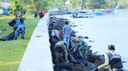 Aksi Nyata! Kodim 1505/Tidore Bersama Warga Gotong Royong Bersihkan Pantai