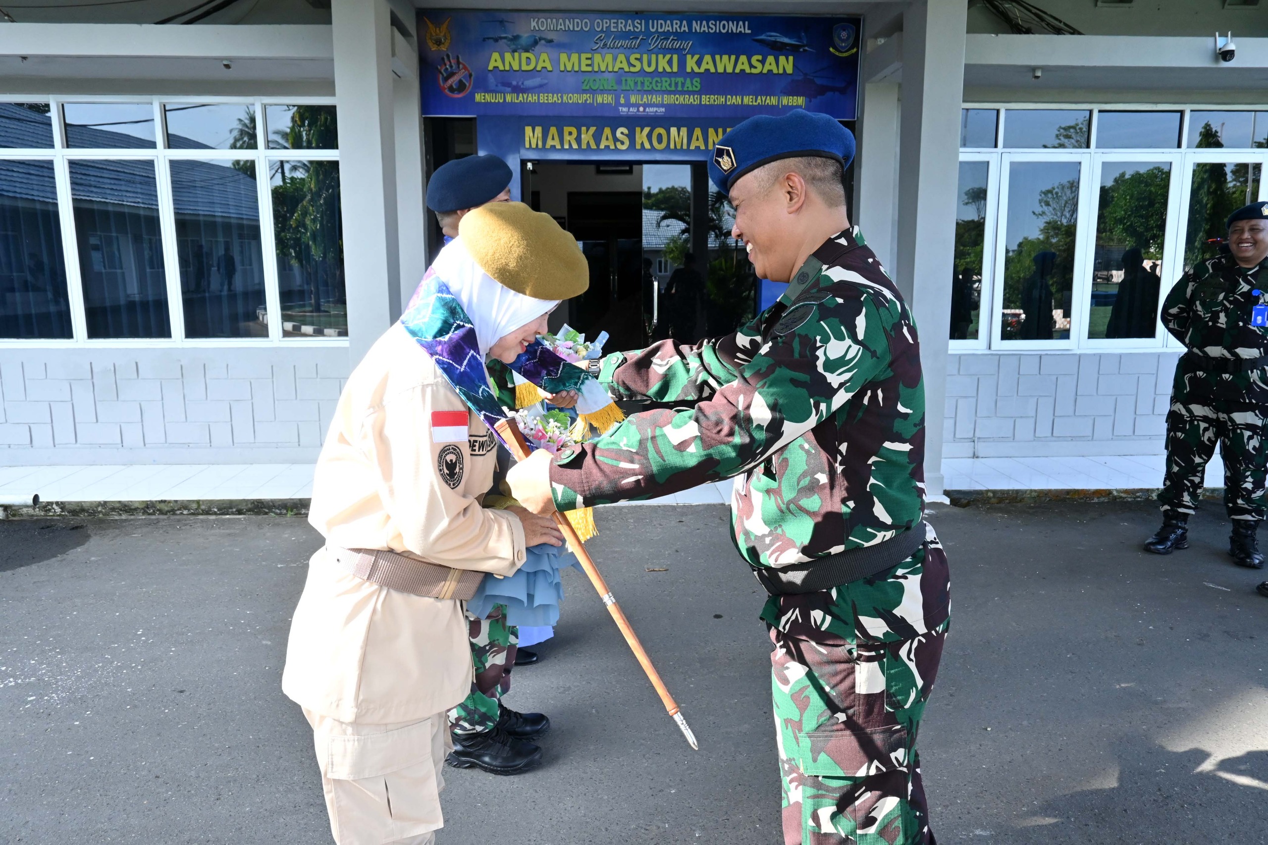 Mengakhiri Tugas dengan Kehormatan, Komandan Lanud Sjamsudin Noor Lepas Personel Terbaiknya