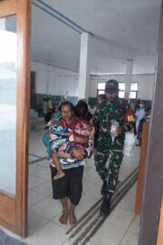 Koramil 1714-01/Mulia Menjadi Pelindung Rakyat Dampingi Evakuasi Korban Menuju RSUD Nabire