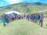 TNI-Polri Kawal Ketat Penyaluran Bantuan Pengungsi Kampung Kembru di Puncak Jaya