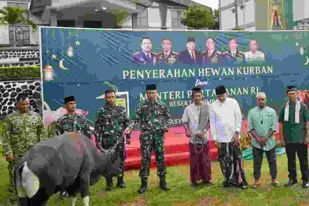 Wapang TNI Dampingi Menhan RI Shalat Idul Adha Bersama Prajurit dan Masyarakat di Papua Barat