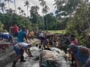Kebersamaan Jadi Kekuatan, Personel Kodim 1505/Tidore dan Warga Gotong Royong Cor Lantai Jembatan Garuda