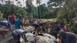 Kebersamaan Jadi Kekuatan, Personel Kodim 1505/Tidore dan Warga Gotong Royong Cor Lantai Jembatan Garuda