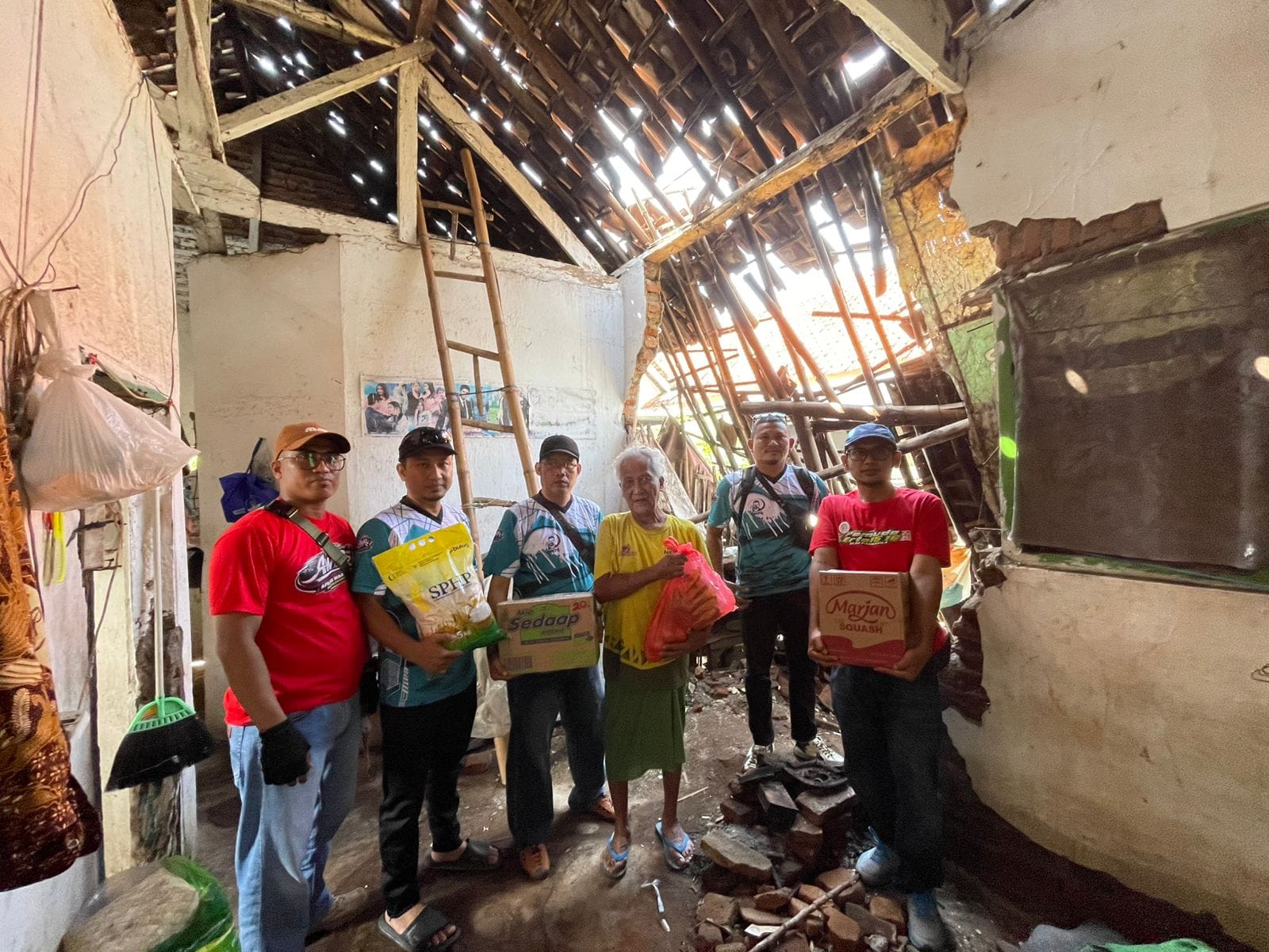 Ketua AWPR Salurkan Bantuan Sembako untuk Warga Jorongan, Soroti Kondisi “Probolinggo SAE” yang Dinilai “Tak SAE”