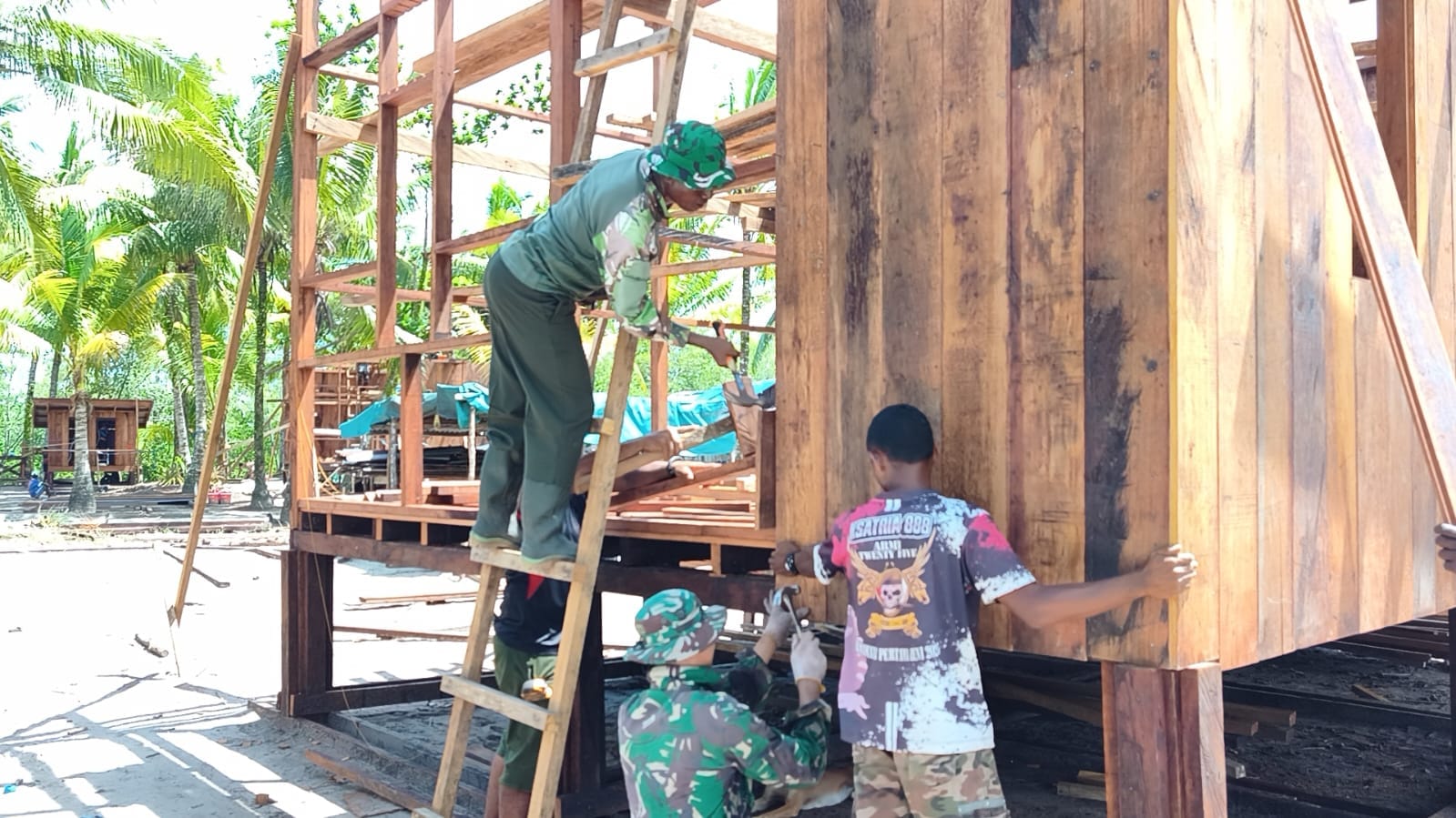 Satgas TMMD dan Warga Kebut Pemasangan Dinding Rumah Niko Makare