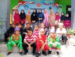 Rayakan Hardiknas 2026, Siswa SDN Tamansari II Dringu Tampil Memukau dengan Pakaian Adat Nusantara