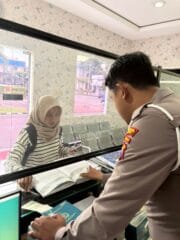 Polantas Tuban Menyapa Turun ke Lapangan, Warga Tuban Antusias Bahas SIM dan STNK