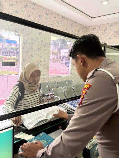 Polantas Tuban Menyapa Turun ke Lapangan, Warga Tuban Antusias Bahas SIM dan STNK