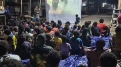 Nonton Bareng Film Edukasi, Satgas TMMD Bagikan Makanan Bergizi kepada Anak-Anak Kampung Keakwa