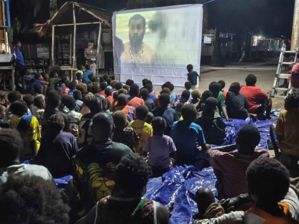 Nonton Bareng Film Edukasi, Satgas TMMD Bagikan Makanan Bergizi kepada Anak-Anak Kampung Keakwa