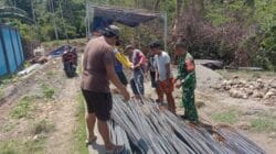 Tak Kenal Lelah, Personil TNI dan Warga Tetap Gas Pembangunan Jembatan Garuda