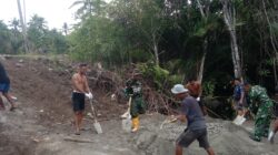 Penuh Semangat, TNI dan Warga Gotong Royong Cor Dudukan Jembatan Garuda Penuh Semangat, TNI dan Warga Gotong Royong Cor Dudukan Jembatan Garuda
