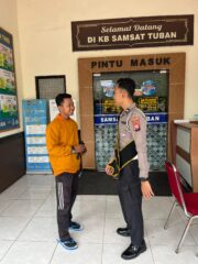 Warga Terpukau! Polisi Lalu Lintas Sapa Langsung dan Jelaskan Administrasi Kendaraan