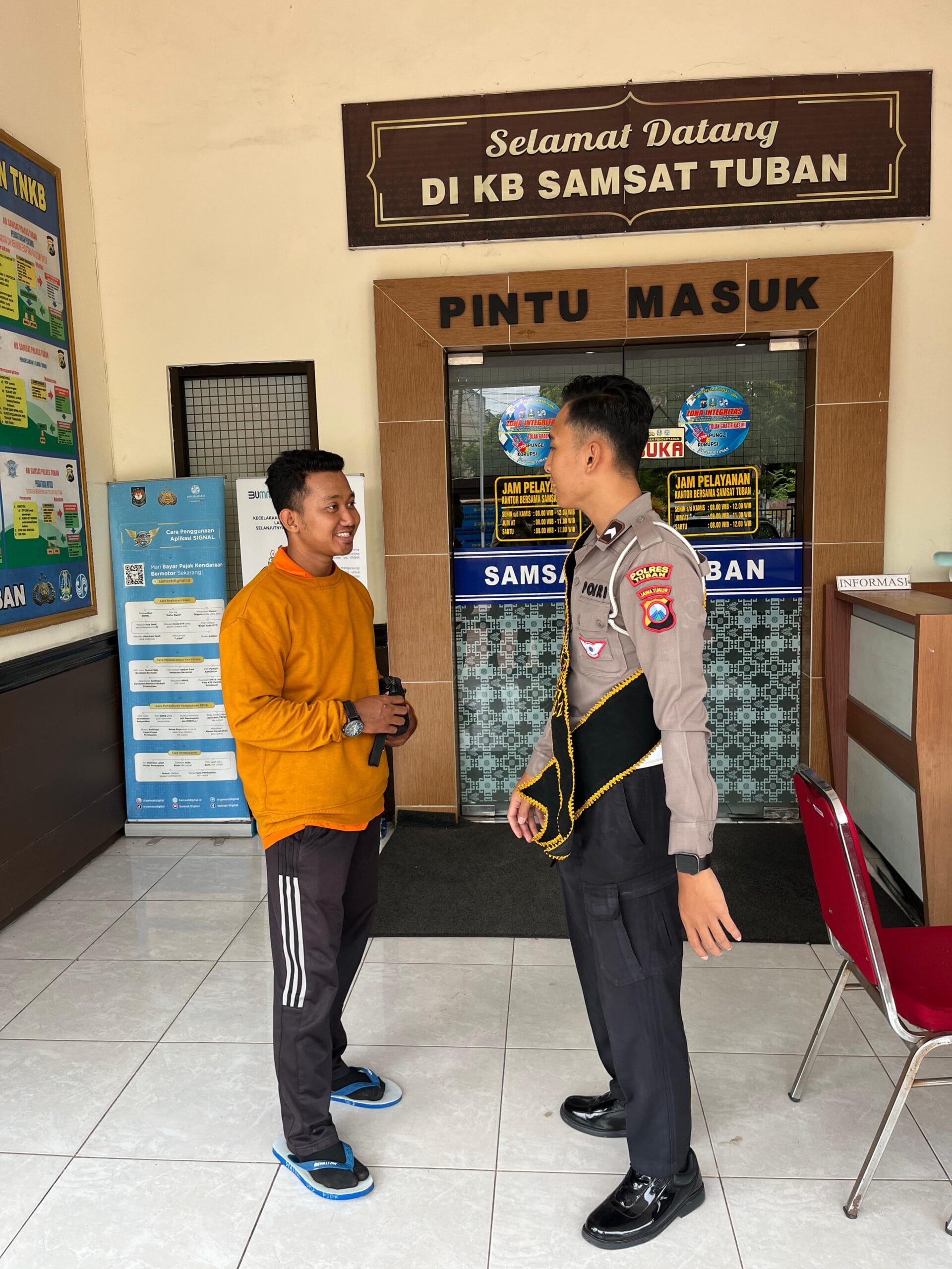 Warga Tuban Kagum, Polantas Menyapa & Jelaskan Prosedur STNK Hingga BPKB Warga Tuban Kagum, Polantas Menyapa & Jelaskan Prosedur STNK Hingga BPKB
