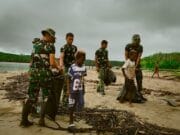 Aksi Bersih Pantai Keakwa oleh Satgas TMMD Kodim 1710/Mimika