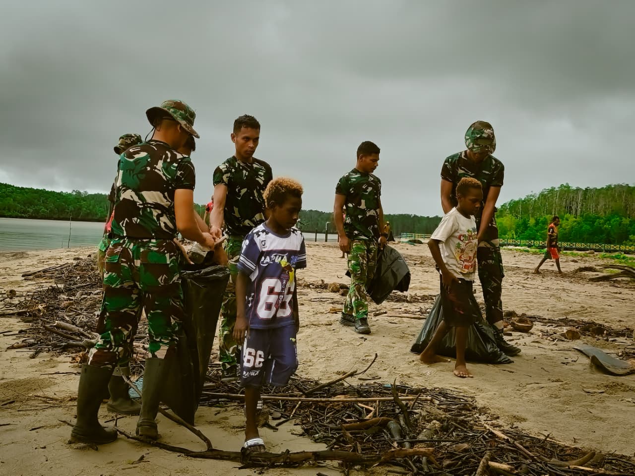 Aksi Bersih Pantai Keakwa oleh Satgas TMMD Kodim 1710/Mimika