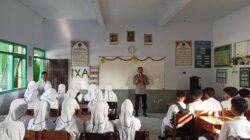 Polisi Masuk Sekolah, Pelajar MTS Sunan Giri Probolinggo Diedukasi Kamtibmas dan Disiplin