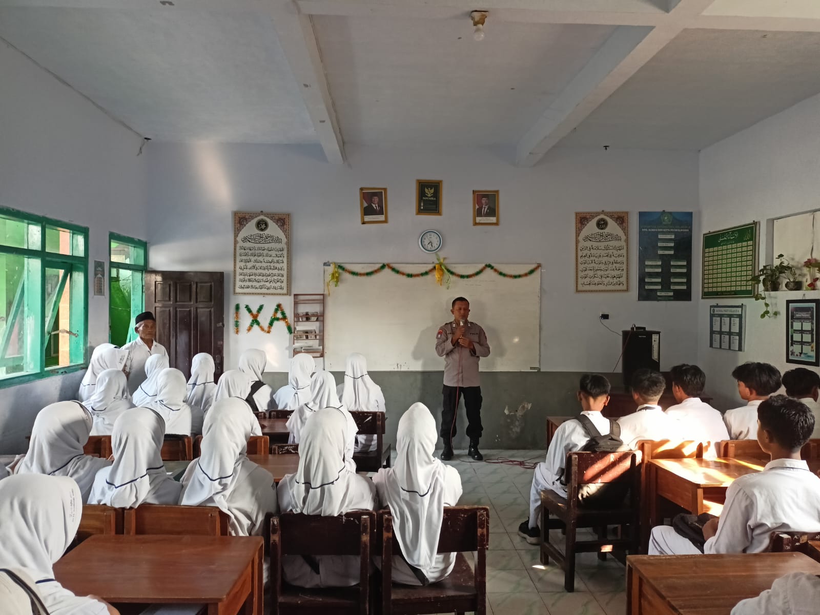 Polisi Masuk Sekolah, Pelajar MTS Sunan Giri Probolinggo Diedukasi Kamtibmas dan Disiplin