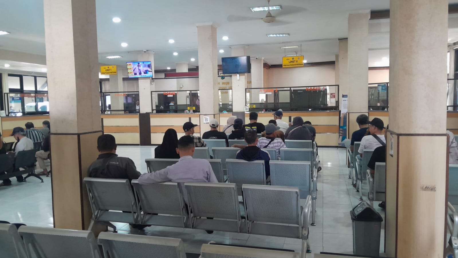 Sinergi Petugas Samsat kacok malang kota . Dalam Memberikan Pelayanan Prima Dan Humanis Bagi Wajib Pajak