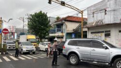 Kasatlantas Polres Probolinggo Kota Berikan Arahan kepada Pengguna Jalan Saat Penutupan Jalur Kegiatan Wali Kota