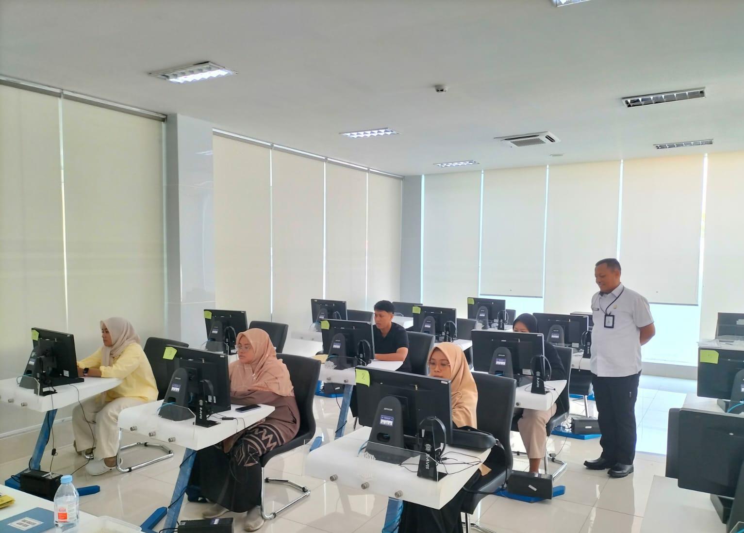 Banyak Warga Baru Tahu Soal SIM, Polantas Tuban Jelaskan Langsung di Jalan Banyak Warga Baru Tahu Soal SIM, Polantas Tuban Jelaskan Langsung di Jalan