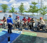 Obrolan Pinggir Jalan di Tuban Berubah Jadi Konsultasi BPKB dan SIM