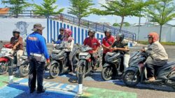Obrolan Pinggir Jalan di Tuban Berubah Jadi Konsultasi BPKB dan SIM