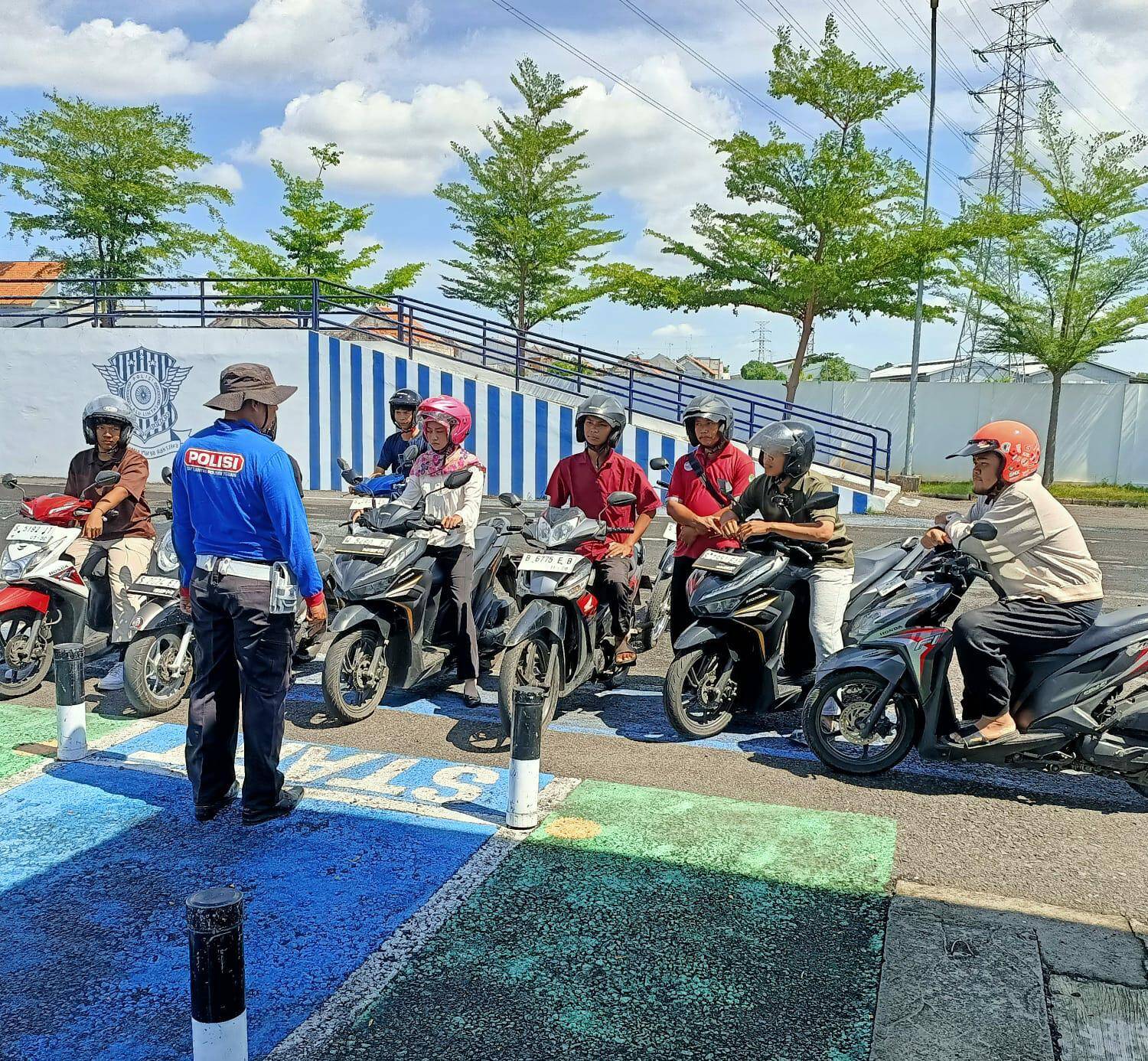 Obrolan Pinggir Jalan di Tuban Berubah Jadi Konsultasi BPKB dan SIM