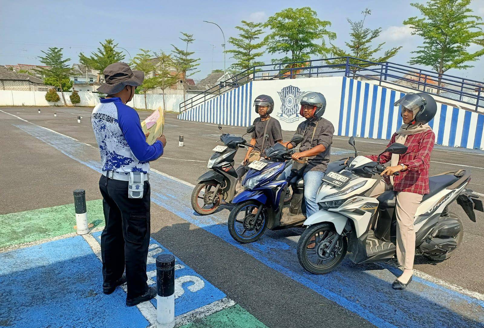 Pengemudi Ojek di Tuban Akhirnya Paham SIM Usai Bertemu Polantas Tuban Pengemudi Ojek di Tuban Akhirnya Paham SIM Usai Bertemu Polantas Tuban
