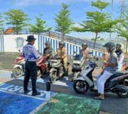 Warga Tuban Mendadak Menepi Saat Polantas Tuban Bahas SIM dan STNK