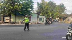 Satlantas Polres Probolinggo Laksanakan Pengaturan Arus Lalu Lintas Di Simpang 3 Semampir