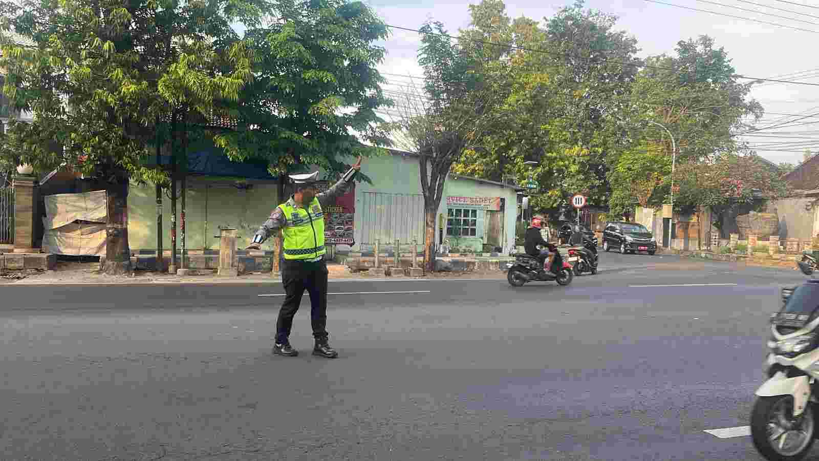 Satlantas Polres Probolinggo Laksanakan Pengaturan Arus Lalu Lintas Di Simpang 3 Semampir