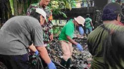 Gotong Royong Bersihkan Kali, Babinsa Timika Turun Langsung