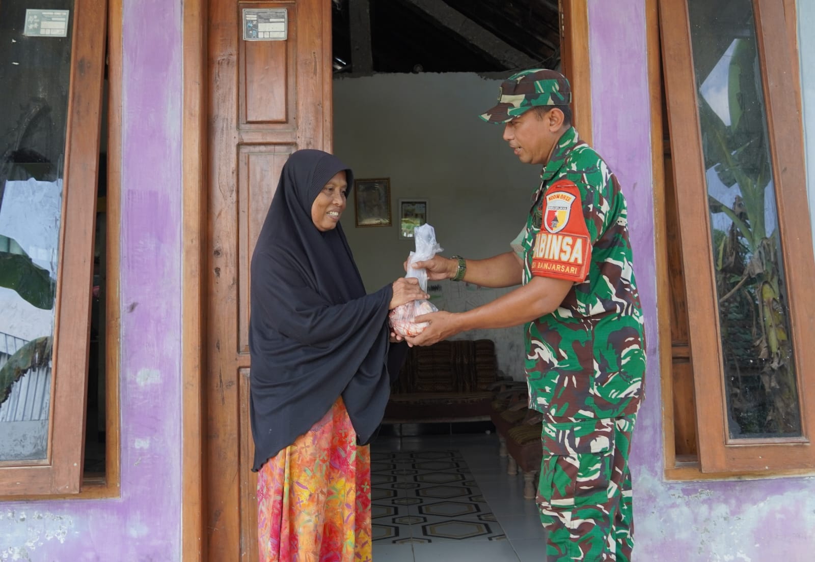 Semangat Berbagi di Idul Adha, Kodim Bojonegoro Salurkan Daging Kurban Semangat Berbagi di Idul Adha, Kodim Bojonegoro Salurkan Daging Kurban