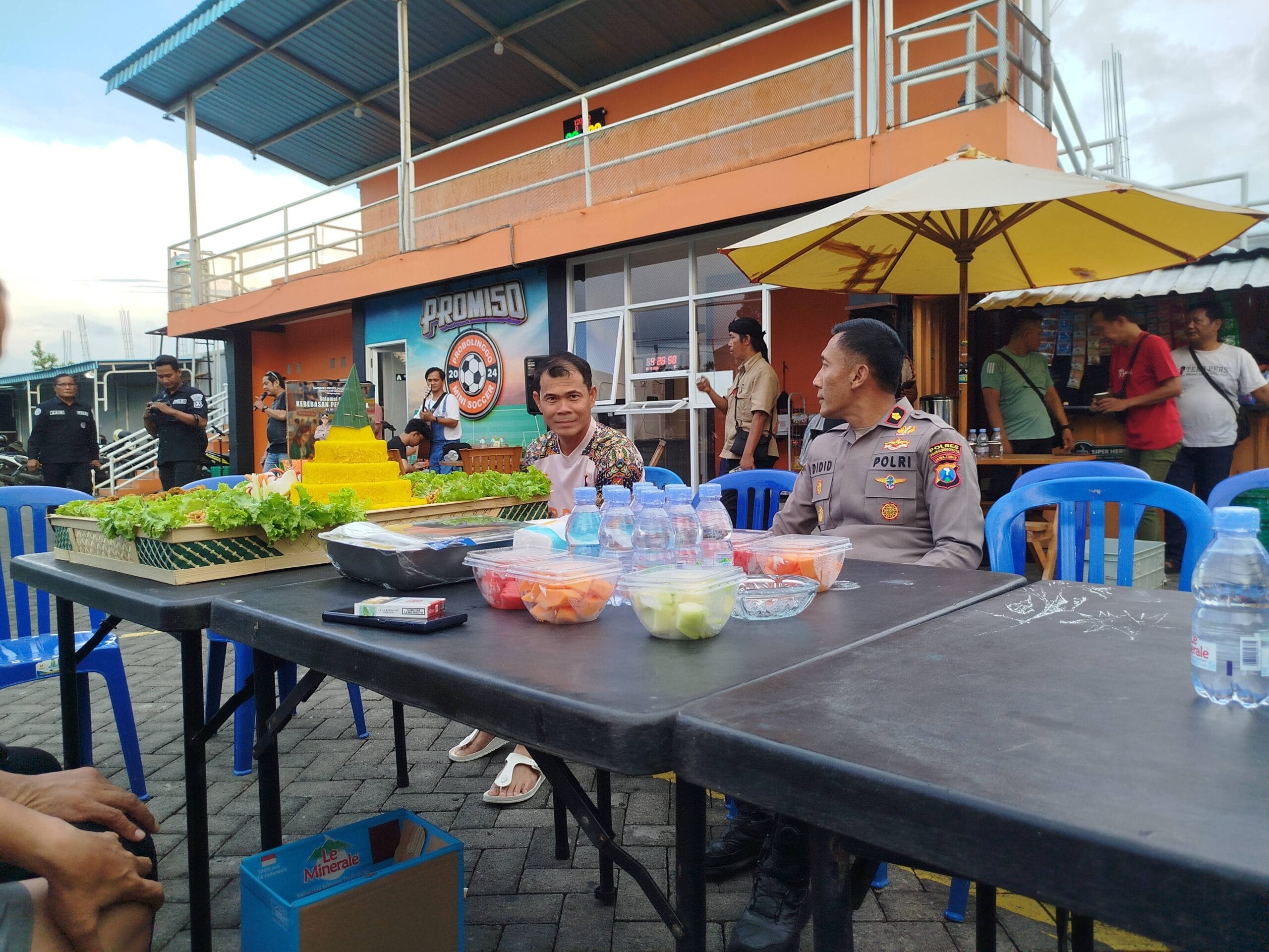 Peringati Hari Pers Sedunia, Polres Probolinggo Kota Gelar Piramida Di Lapangan Mini Soccer Kedupok